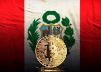 Bitcoin y bandera de Perú.