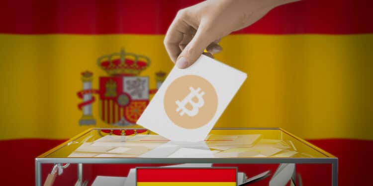 persona depositando papel de voto con logo de Bitcoin en cajeta de votaciones con bandera de España en el fondo