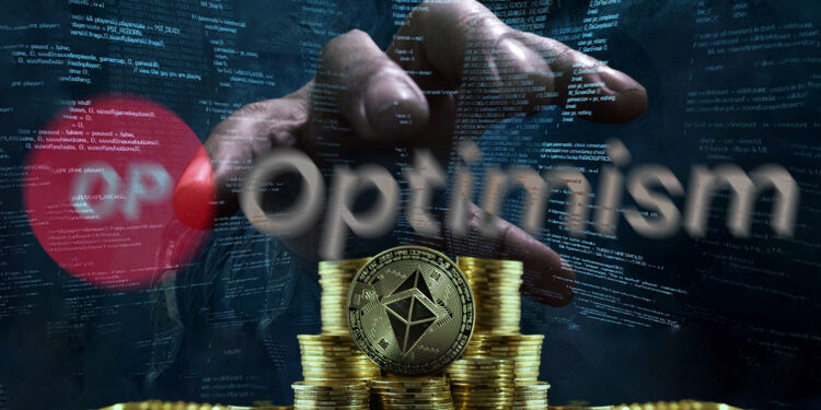 moneda de ethereum entre pila de monedas con mano acechando entre codigo y logo de Optimism