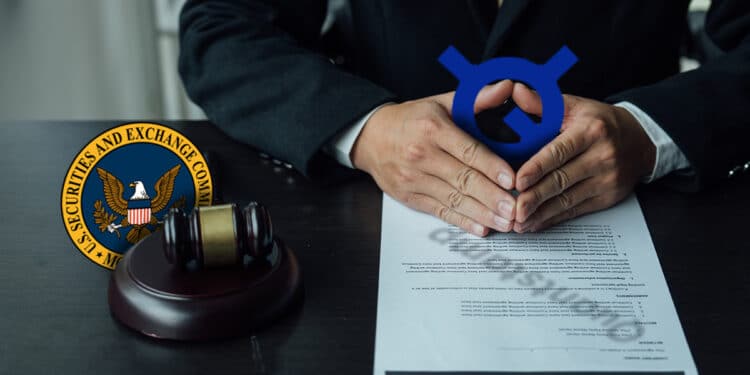 logos de Quantstamp y la SEC en escritorio de abogado con multa sobre la mesa