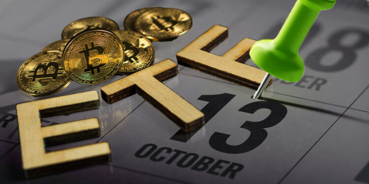 alfiler clavado sobre 13 de octubre en calendario junto a letras de ETF y monedas de bitcoin