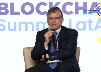 El secretario del Banco de República de Colombia, Alberto Boada, habló sobre la falta de privacidad en las CBDC.  Fuente: Blockchain Summit Latam - YouTube.