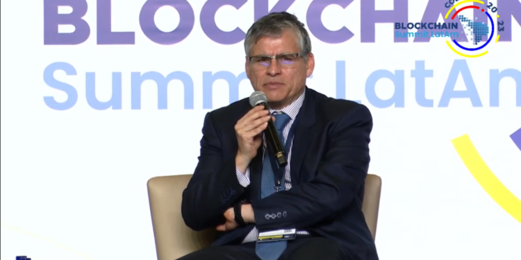 El secretario del Banco de República de Colombia, Alberto Boada, habló sobre la falta de privacidad en las CBDC.  Fuente: Blockchain Summit Latam - YouTube.