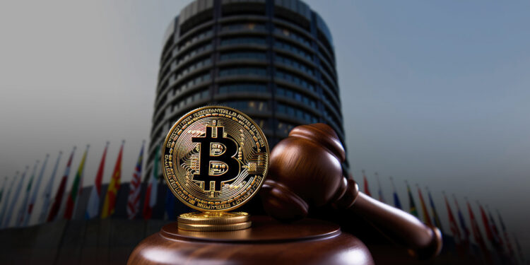 moneda de bitcoin junt a martillo de juex con imagen del banco de pagos internacionales en el fondo