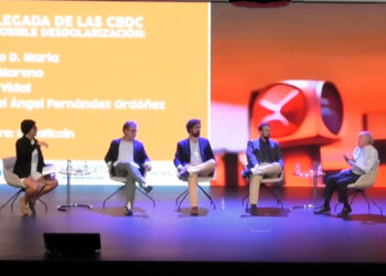 El evento Watch Out, Bitcoin incluyó un debate entre el exgobernador del Banco de España y varios bitcoiners. Foto: CriptoNoticias