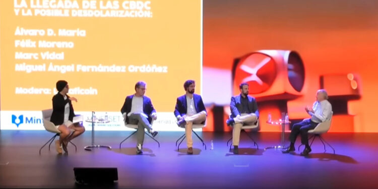 El evento Watch Out, Bitcoin incluyó un debate entre el exgobernador del Banco de España y varios bitcoiners. Foto: CriptoNoticias