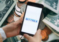 Patricia Tomasco, la abogada de Bittrex US, declaró ante una audiencia en el tribunal de Delaware. Composición por CriptoNoticias. Victor / vladim_ka / stock.adobe.com.