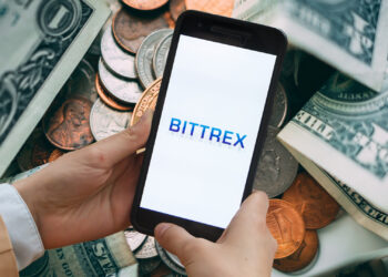 Patricia Tomasco, la abogada de Bittrex US, declaró ante una audiencia en el tribunal de Delaware. Composición por CriptoNoticias. Victor / vladim_ka / stock.adobe.com.