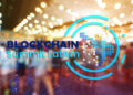 logo de la Blockchain Summit Latam con sala de conferentecias y bandera de colombia en el fondo