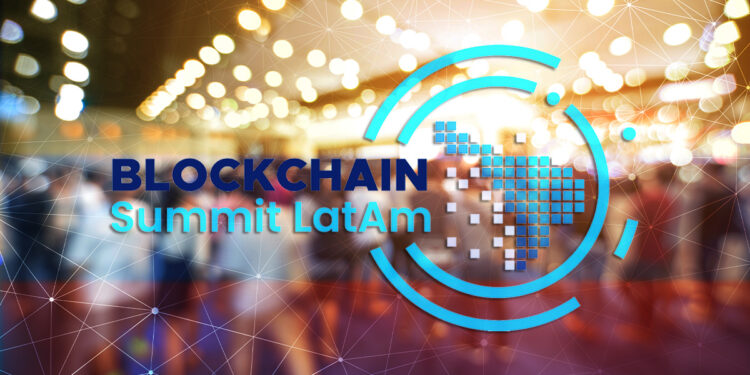 logo de la Blockchain Summit Latam con sala de conferentecias y bandera de colombia en el fondo