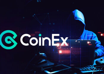 logo de CoinEx y hacker con laptop en mano.