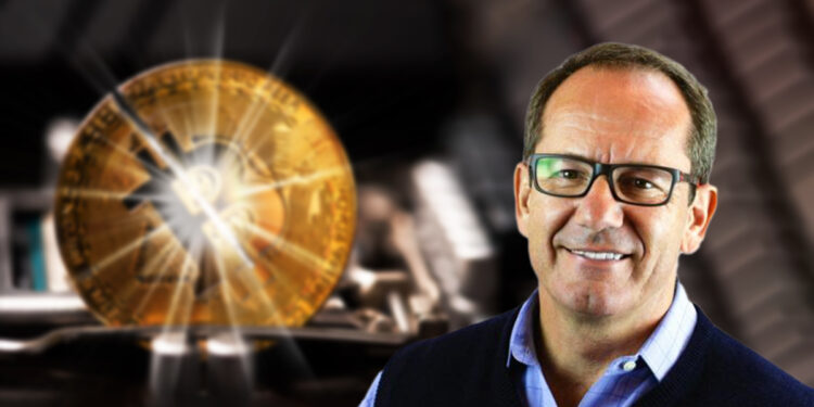 Fred Thiel con moneda de bitcoin dividiendose en el fondo