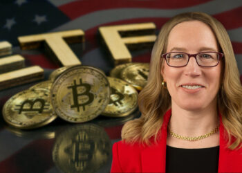 Hester Peirce con monedas de bitcoin sobre superficie con bandera de Estados Unidos y letras formando ETF