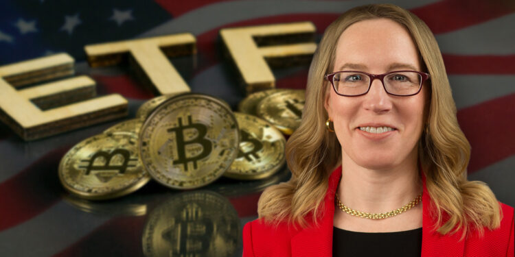 Hester Peirce con monedas de bitcoin sobre superficie con bandera de Estados Unidos y letras formando ETF