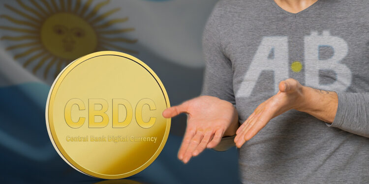persona con logo de la ONG Bitcoin Argentina en camiseta señalando en pregunta CBDC con bandera de Argentina en el fondo