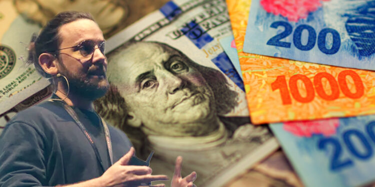 Sebastián Serrano, CEO de Ripio, con billetes de dolares y pesos argentinos en el fondo