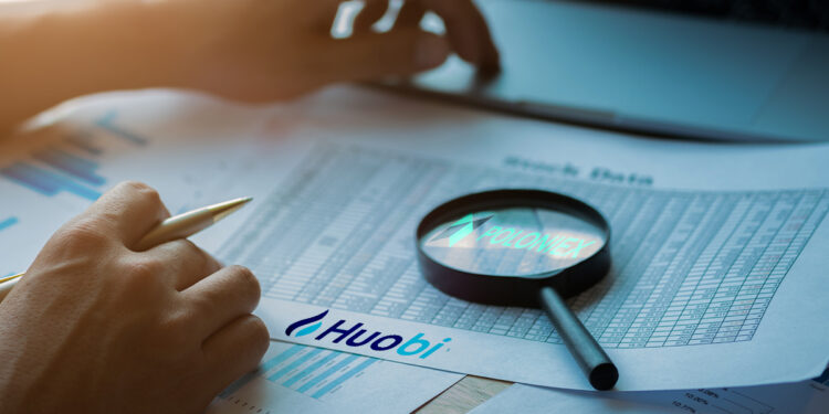 lupa con logo de Poloniex sobre documentlos con logo de Huobi y persona