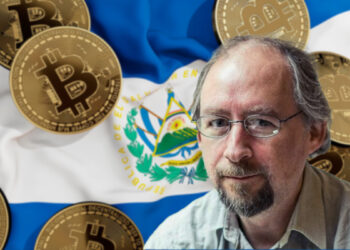 Adam Back con monedas de bitcoin cayendo sobre bandera de El Salvador