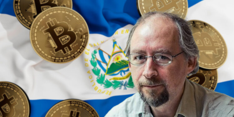 Adam Back con monedas de bitcoin cayendo sobre bandera de El Salvador