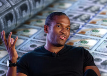 Arthur Hayes con impresion de billetes de dolares en el fondo