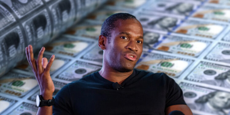Arthur Hayes con impresion de billetes de dolares en el fondo