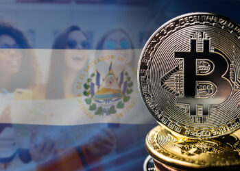 moneda de bitcoin con turistas y bandera de el salvador en el fondo