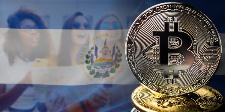 moneda de bitcoin con turistas y bandera de el salvador en el fondo
