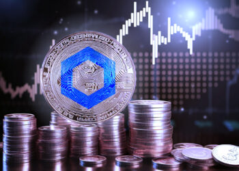 moneda de chainlink entre monedas apiladas con grafico de precio en aumento en el fondo