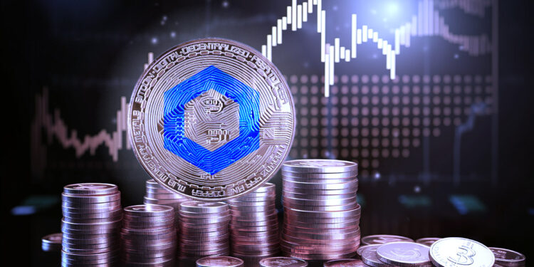 moneda de chainlink entre monedas apiladas con grafico de precio en aumento en el fondo