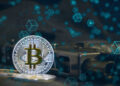 moneda de bitcoin junto a arma de guego con red de bloques digitales superpuesta