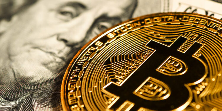moneda de bitcoin junto a billete de dolar