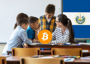 Escuela publica, bitcoin y bandera de El Salvador.