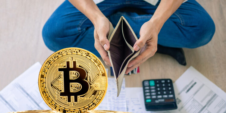 Bitcoin y persona con bajos recursos.