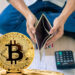 Bitcoin y persona con bajos recursos.