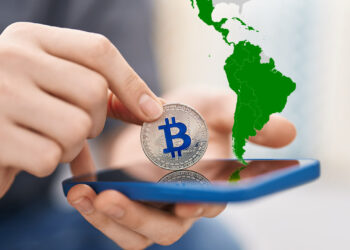 La posición de Latinoamérica en términos de adopción de criptomonedas se ha mantenido relativamente estable en los últimos dos años.  
 Composición por CriptoNoticias. wikipedia.org ; Krakenimages.com / stock.adobe.com.