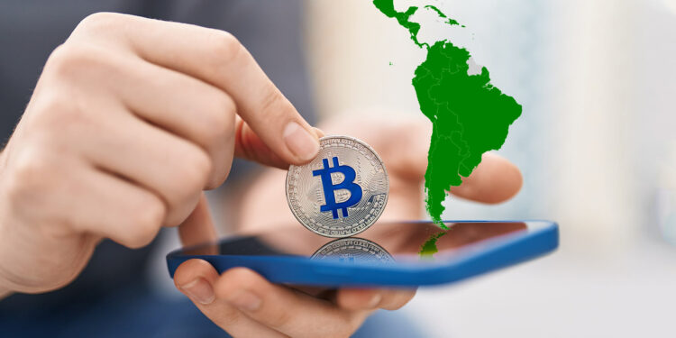 La posición de Latinoamérica en términos de adopción de criptomonedas se ha mantenido relativamente estable en los últimos dos años.  
 Composición por CriptoNoticias. wikipedia.org ; Krakenimages.com / stock.adobe.com.
