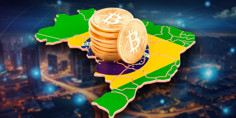 monedas de bitcoin sobre mapa de brasil y ciudad digital en el fondo
