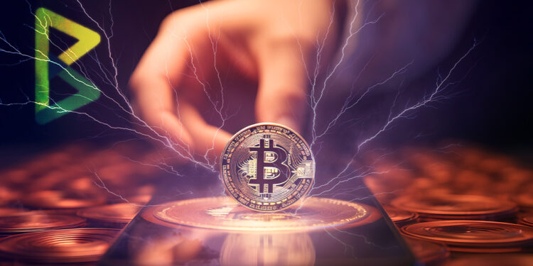 moneda de bitcoin sobre telefono movil entre relampagos con logo de BTC Pay en el fondo