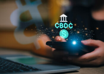 persona interactuando con CBDC y logo de Bitcoin en el fondo acechando