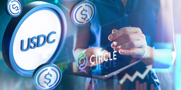 monedas de usdc junto a persona señlando logo de Circle sobre pantalla