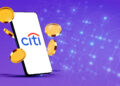logo de Citibank en telefono movil rodeado de monedas con red de bloques en el fondo