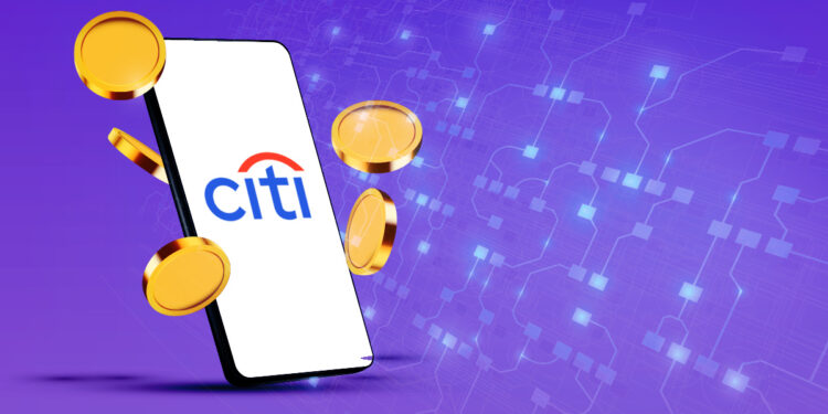 logo de Citibank en telefono movil rodeado de monedas con red de bloques en el fondo