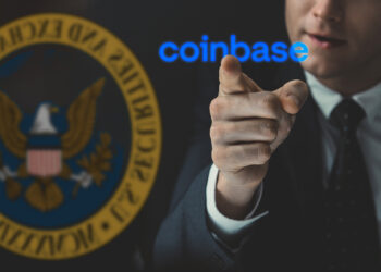 persona con logo de coinbase superpuesto señalando de forma acusatoria al logo de la SEC