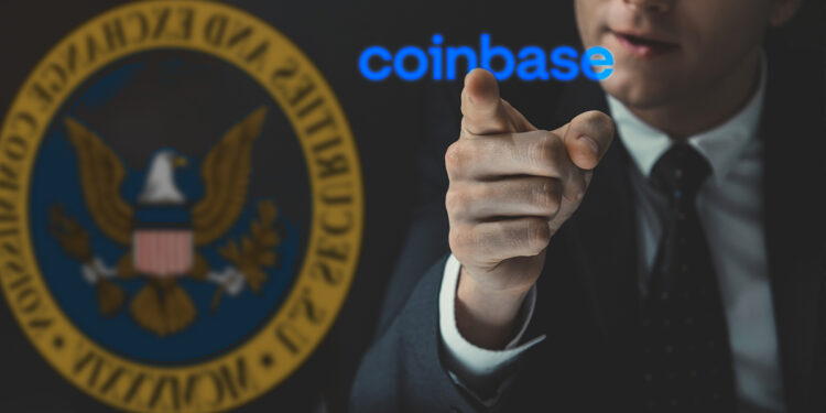 persona con logo de coinbase superpuesto señalando de forma acusatoria al logo de la SEC