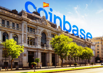 logo de Coinbase sobre edificio del Banco Central de España