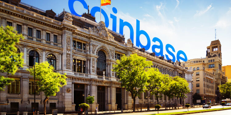 logo de Coinbase sobre edificio del Banco Central de España