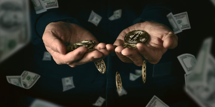 manos sosteniendo monedas de bitcoin rodeadas por billetes de dólares cayendo