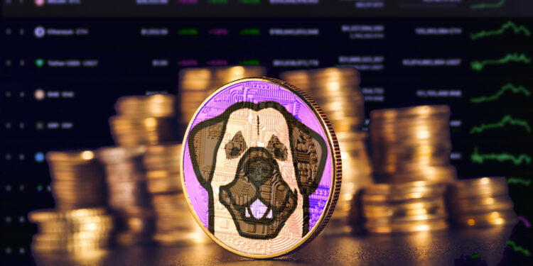moneda de conan token entre monedas apiladas con listado del mercado de criptomonedas en el fondo