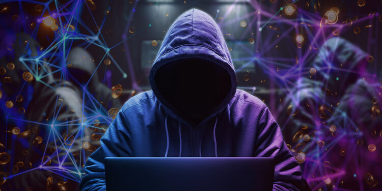 hacker rodeado de redes digitales y monedas ceyendo con otros hackers en el fondo