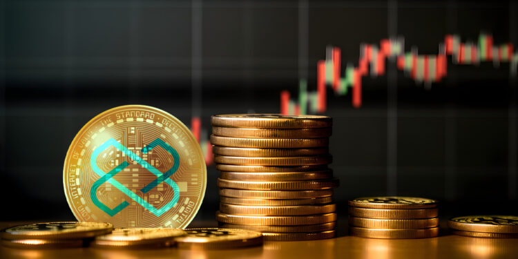 moneda de loom entre monedas apiladas con grafico de precio en aumento en el fondo